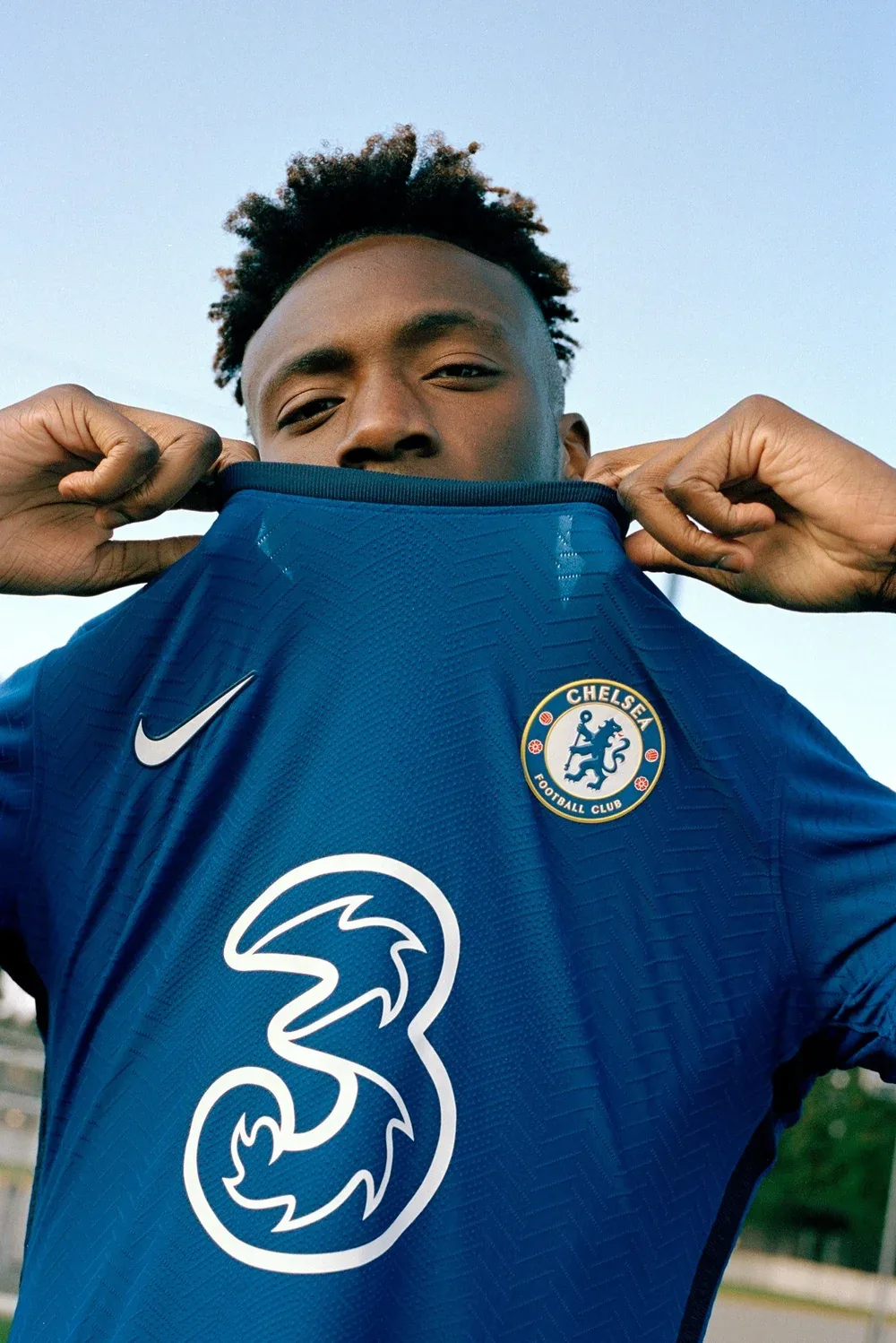 Chelsea FC: a player pulling his shirt collar up